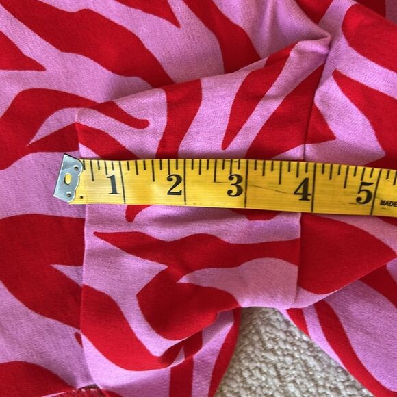 SPANX On the Go Print 4-Inch Shorts in True Red Zebra Stripe, Size XL, NWT - Picture 8 of 8